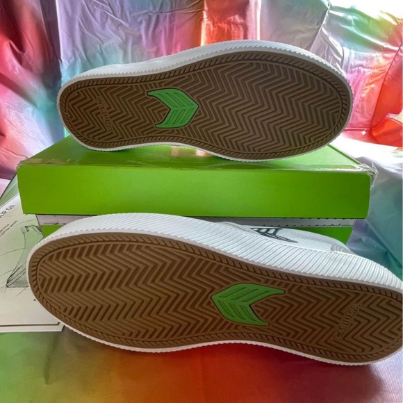 Cariuma, SLIP ON Skate PRO Off-White Canvas Vintage White Suede hlack Logo - Picture 2 of 3